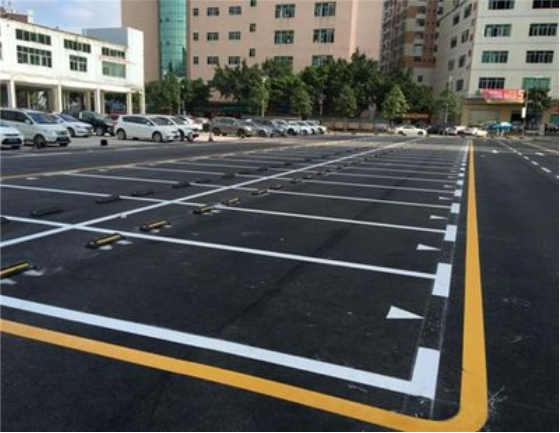 精細(xì)化與智能化 南京停車場劃線施工、車位編號及服務(wù)新趨勢